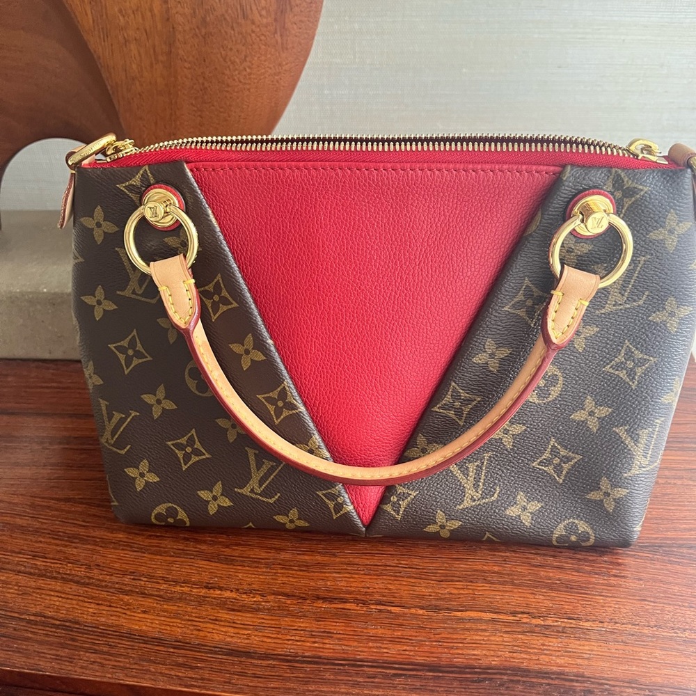 Louis Vuitton Monogram V Tote BB red